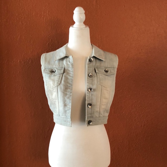 ⭐️3/$23⭐️ Denim Vest - Picture 2 of 6
